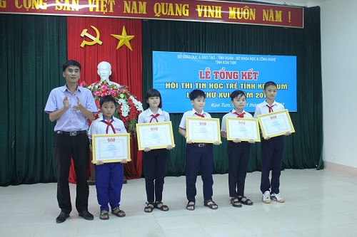 Đồng chí Thái Quang Thanh - Phó Bí thư Tỉnh đoàn trao giải cho các em học sinh khối tiểu học